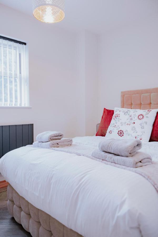 New Fully Furnished 5 Bedroom, 4 Bathroom Detached * Leicester